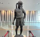 美術展覧会の彫刻作品の画像