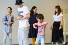 創作体験をする子供2　ダンスをする子供