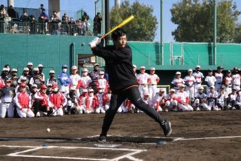 バッティングの実演をする松田選手