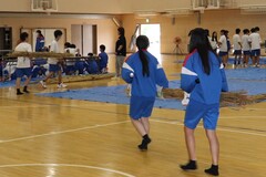 運び
