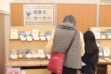 本の交換会で本を選ぶ様子