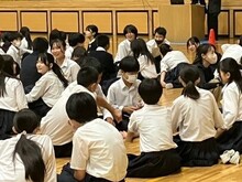話し合いをする生徒たち
