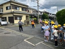 交差点を訪れるこどもたちの写真