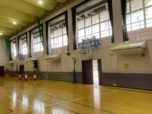 草津小学校の体育館に設置された空調
