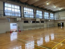 矢倉小学校の体育館に設置された空調