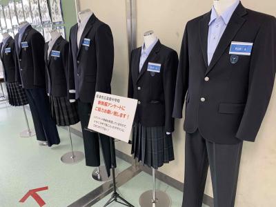 高穂中学校の制服サンプルの展示（矢倉小学校にて）