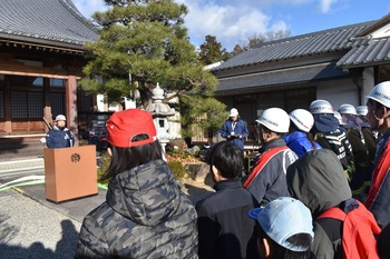 西方寺境内で行われた文化財消防総合訓練の様子