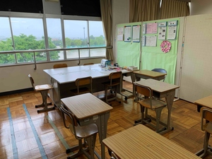 登校支援室1。椅子と机が並べられている。