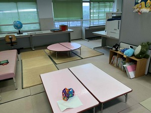登校支援室2。円卓や向かい合わせで机が置かれている。