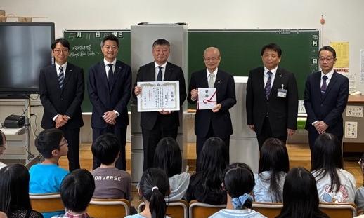 小学校で行われた寄贈式のようす