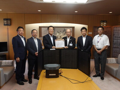 滋賀県電気工事工業組合の方々と市長及び本市職員の写真