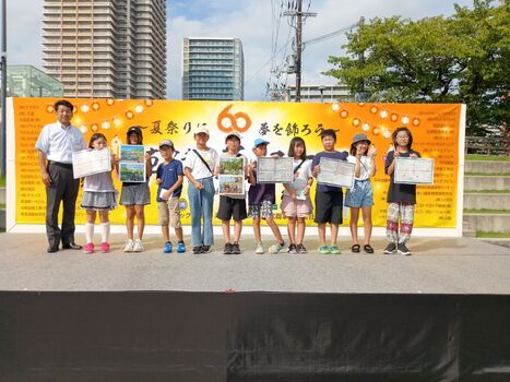 みらいKIDSにぎわい交流事業成果報告会の記念撮影の様子
