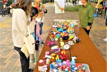 おもちゃの0円マーケットの様子。机の上に様々なおもちゃが並べられている。