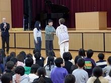 老上西小学校の感謝状授与の様子