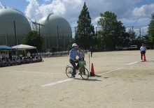 草津警察署員の自転車の見本走行の様子