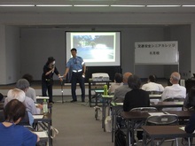 ふれあいちーうが反射材の紹介をしている様子