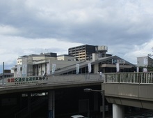 JR草津駅の横断幕掲出の様子