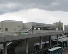 JR南草津駅の横断幕の掲出の様子