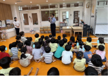 手持ち信号機を見ながらお話を聞く様子