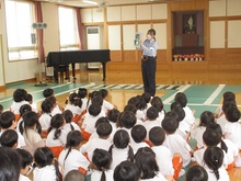 信号の見方について話を聞く様子