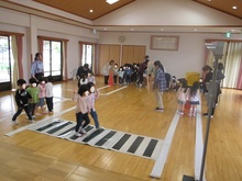 園児だけで歩行体験している様子
