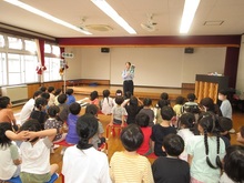 手持ち信号機で信号の見方のお話を聞く様子