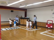 歩行体験している様子