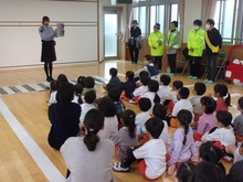 信号の見方についてお話を聞いている様子