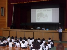 プロジェクターを使って交通ルールを学ぶ