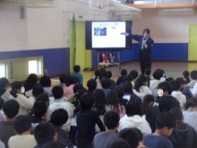 映像で交通ルールを復習する様子