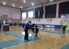 横断歩道が無い道路を横断体験する様子