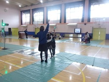 信号機のある交差点を歩行体験する様子