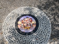 2021年版イナズマロックフェスマンホール（オレンジ色）