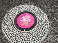 2022年版イナズマロックフェスマンホール（ピンク色）