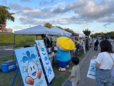 たび丸が、きき水コーナーを訪れている写真