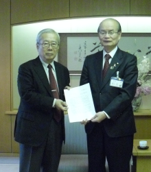 答申書提出の風景