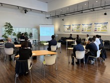 スクリーンを使っての講演の様子の写真