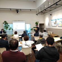 スクリーンを使っての講演の様子の写真