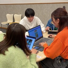 SNSの投稿作業の様子