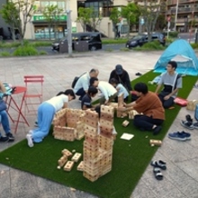 木製玩具を使った社会実験の様子