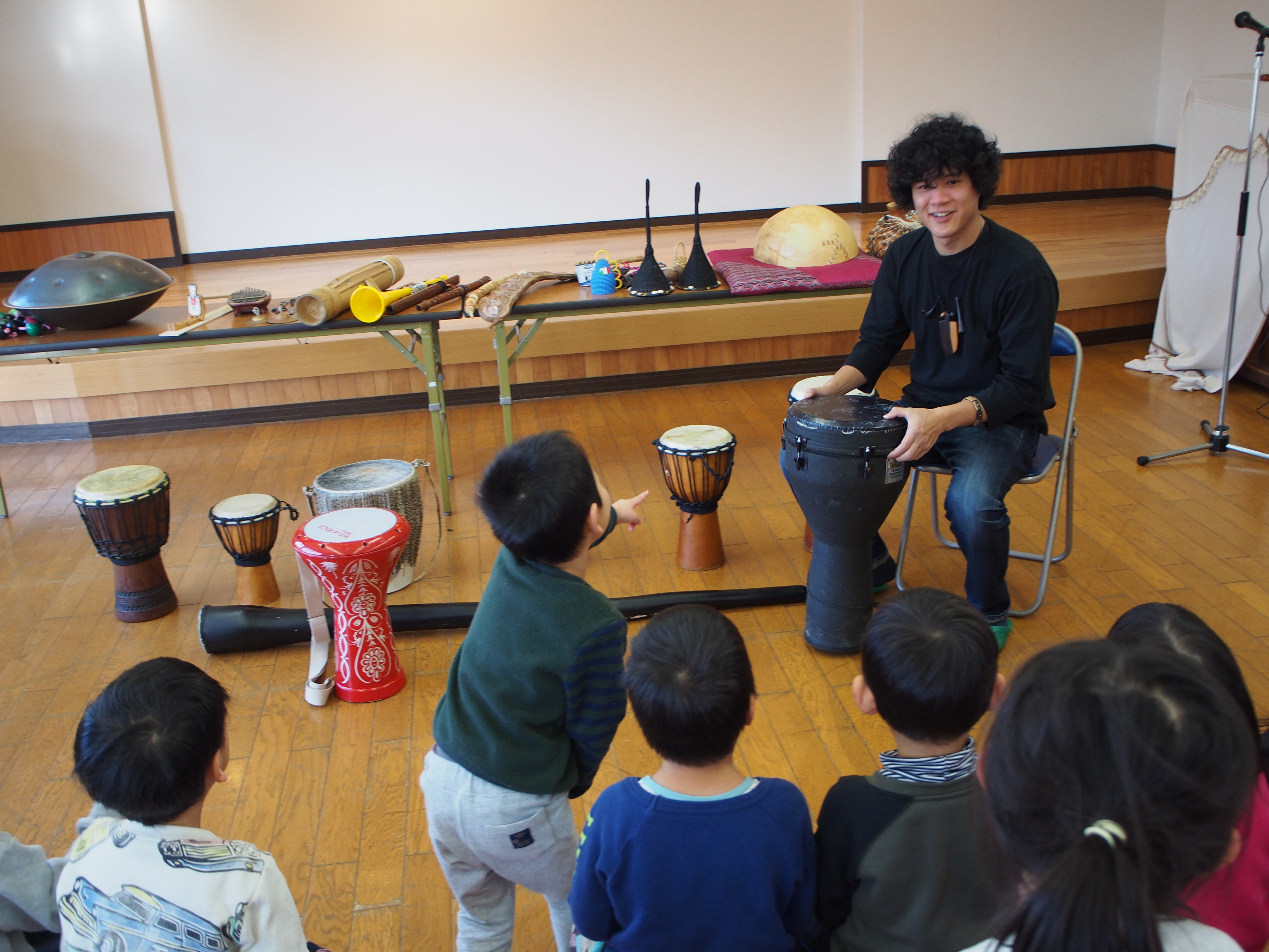 田辺さんの演奏に歓声をあげながら、世界各国の楽器の音を楽しむことができました。