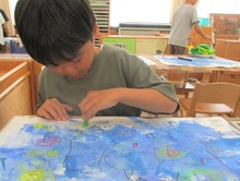 絵を描くこどもの写真