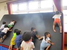 壁登りをするこどもたちの写真