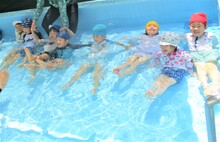 プールに浸かっている写真