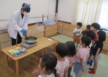 調理を見守るこどもたちの写真