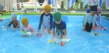 手作りの船を浮かべる写真