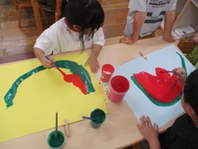 すいかの絵を描いている写真