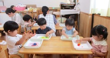 氷絵の具で遊ぶ様子