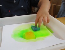 氷絵の具で遊ぶ様子