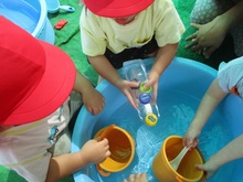 氷を水に入れている写真